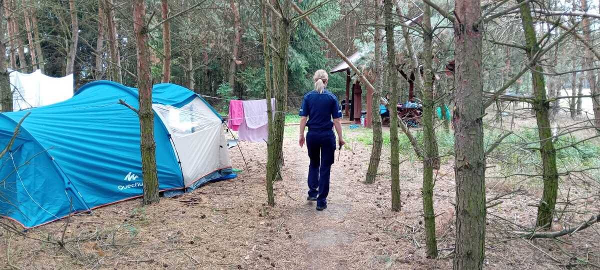 Policjanci odwiedzili uczestników obozu harcerskiego