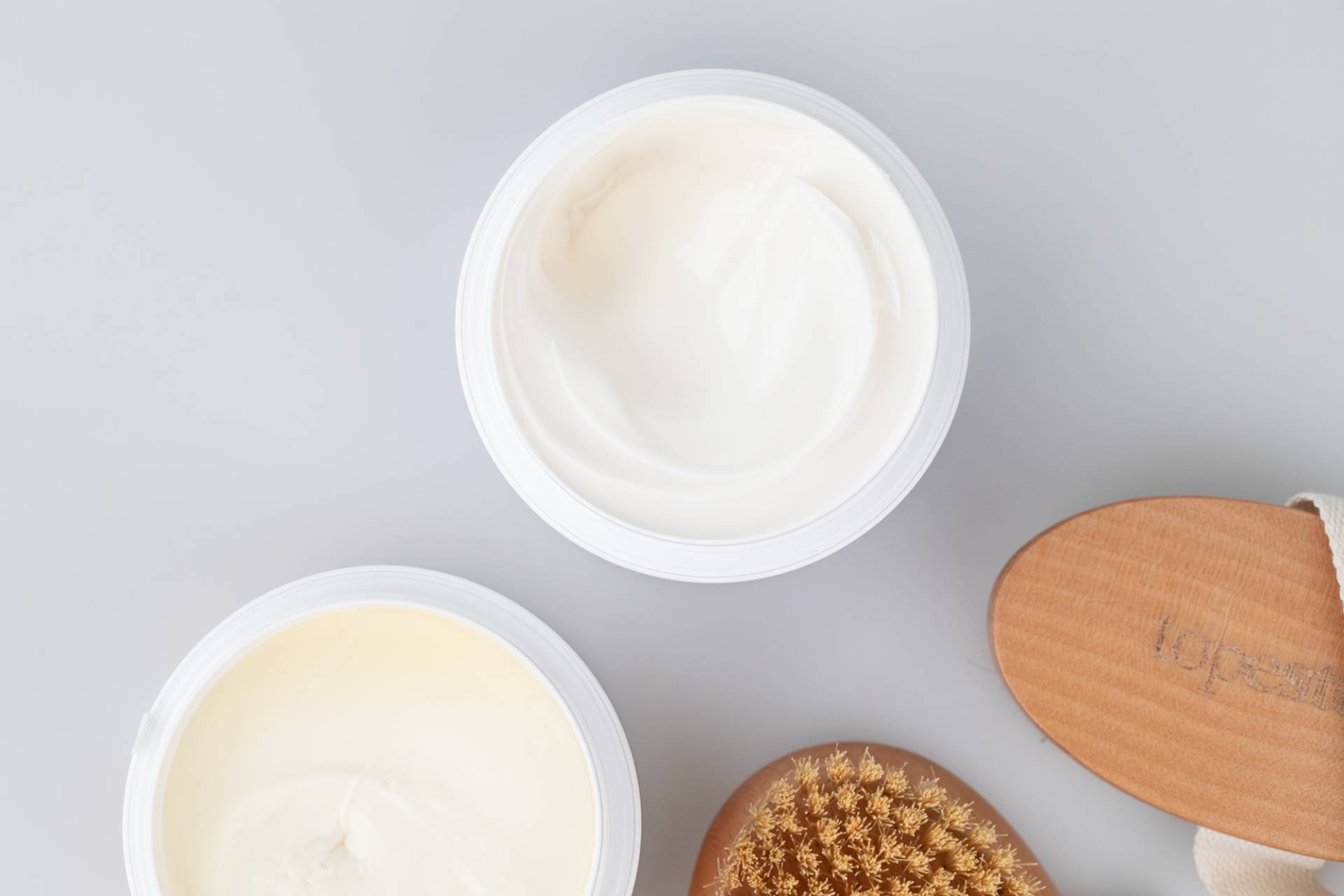 Peeling i serum na cellulit - dlaczego warto stosować te kosmetyki?
