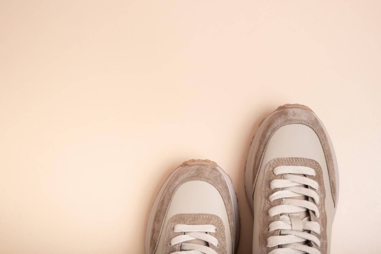 beżowe sneakersy